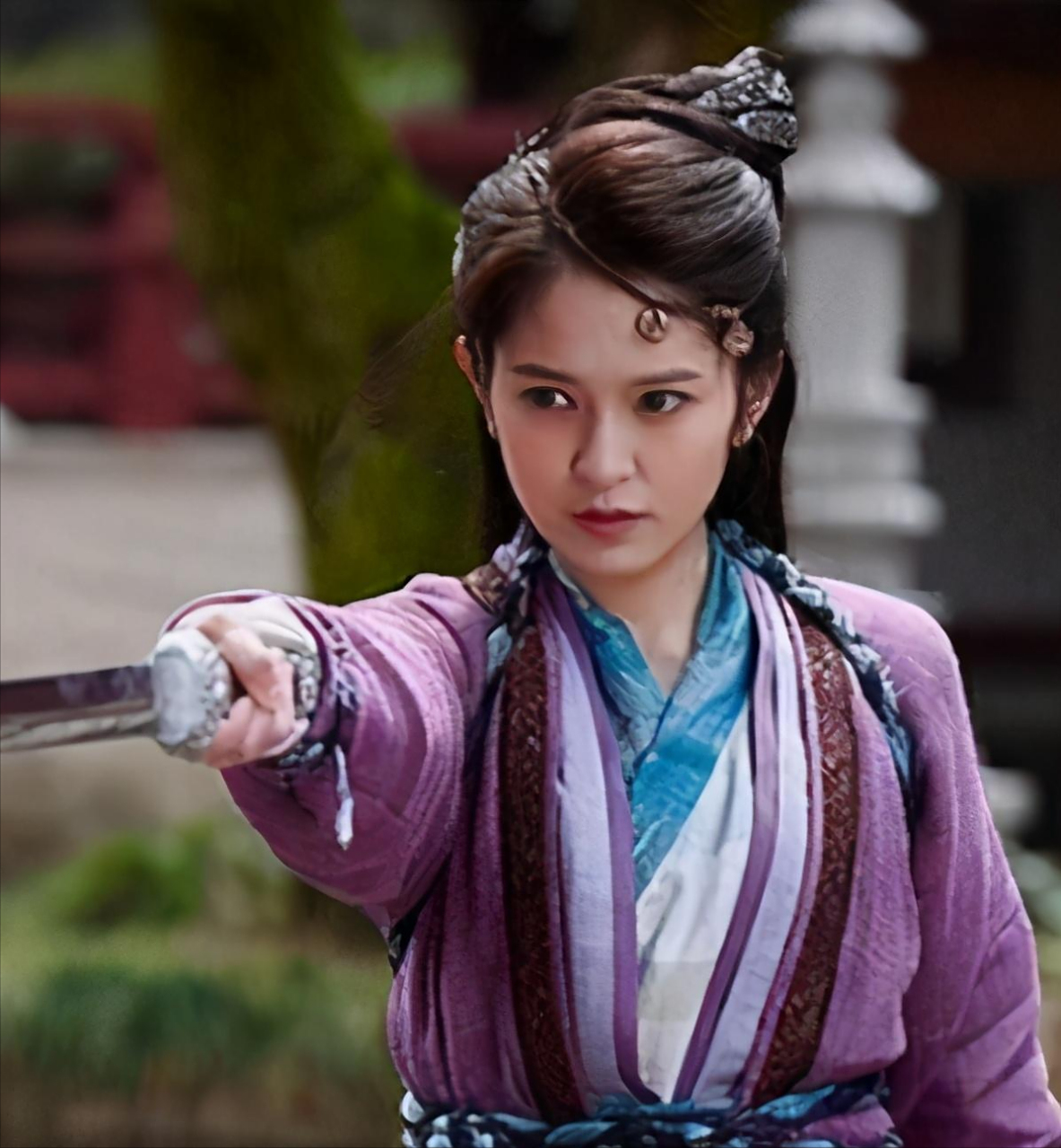 射雕三部曲从丘处机秒杀杨铁心开始,以张无忌让位朱元璋结束,寓意非常