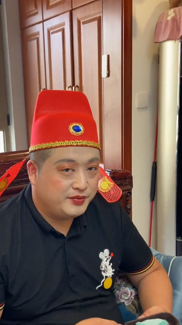 圈哥已经越来越配合了,就怕女儿以后看见什么就想给爸爸化什么