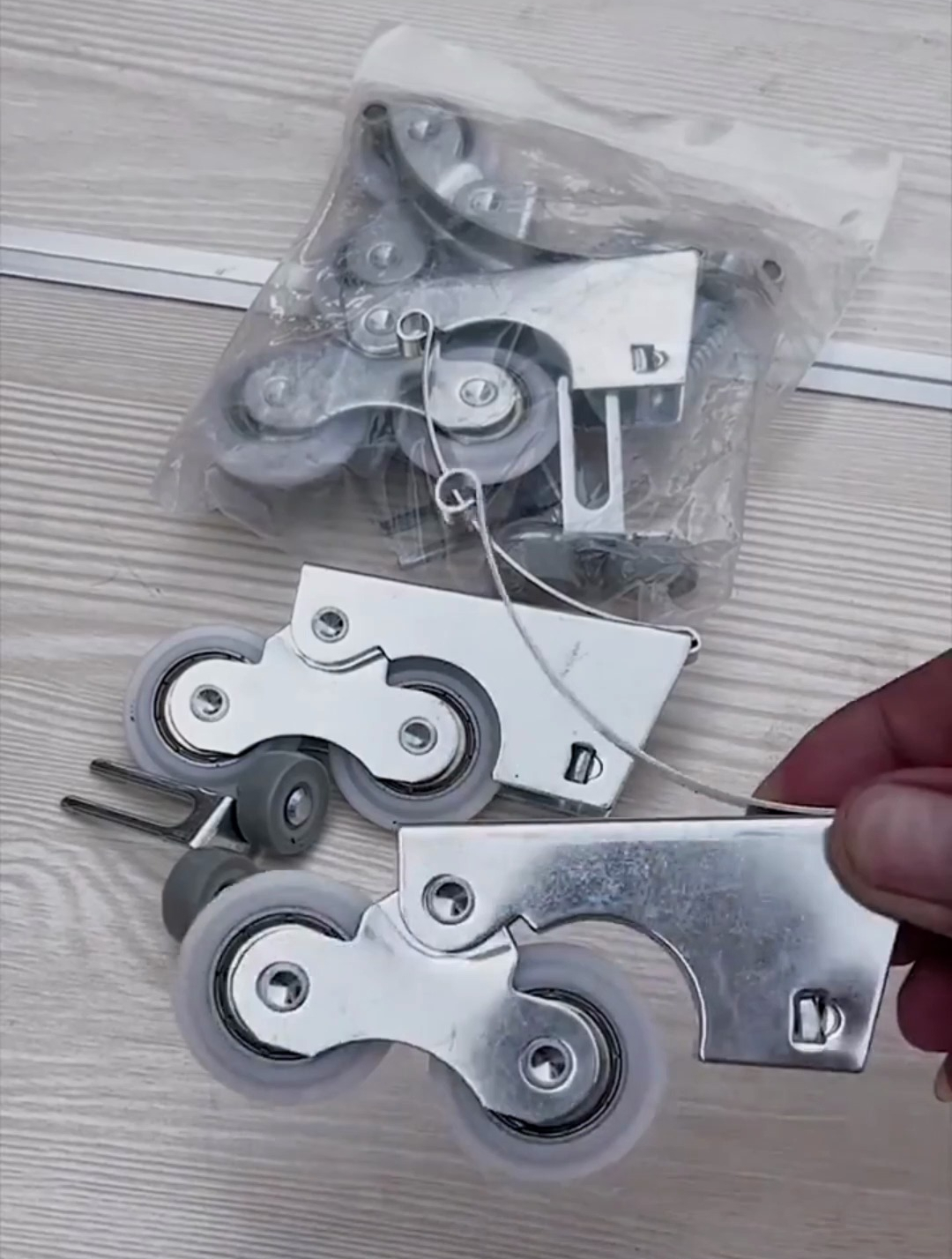 专业维修师傅才知道的处理方法!手把手教你更换推拉门滑轮!