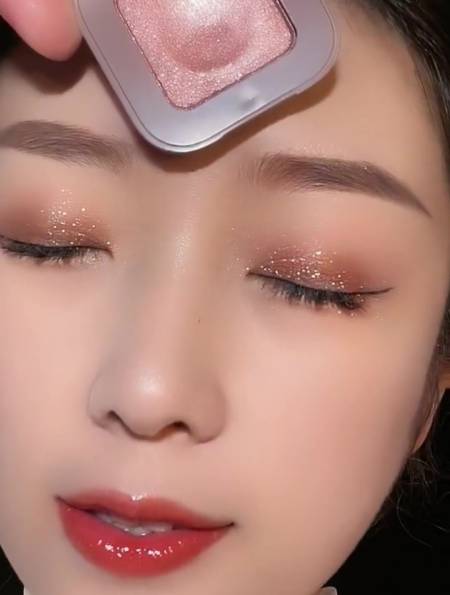 简单的单色眼影自然又好看的香槟色眼影教程