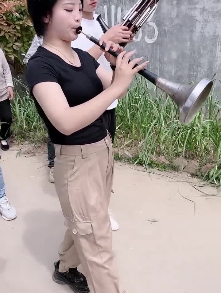 段莎莎不光人漂亮,唢呐吹的也好-度小视
