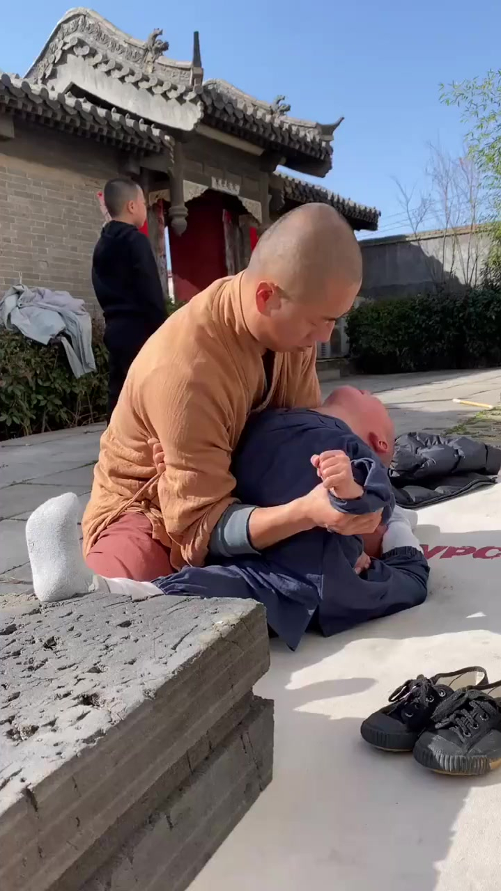 太狠心了,三岁孩子送少林寺练童子功,孩子疼的受不了了!