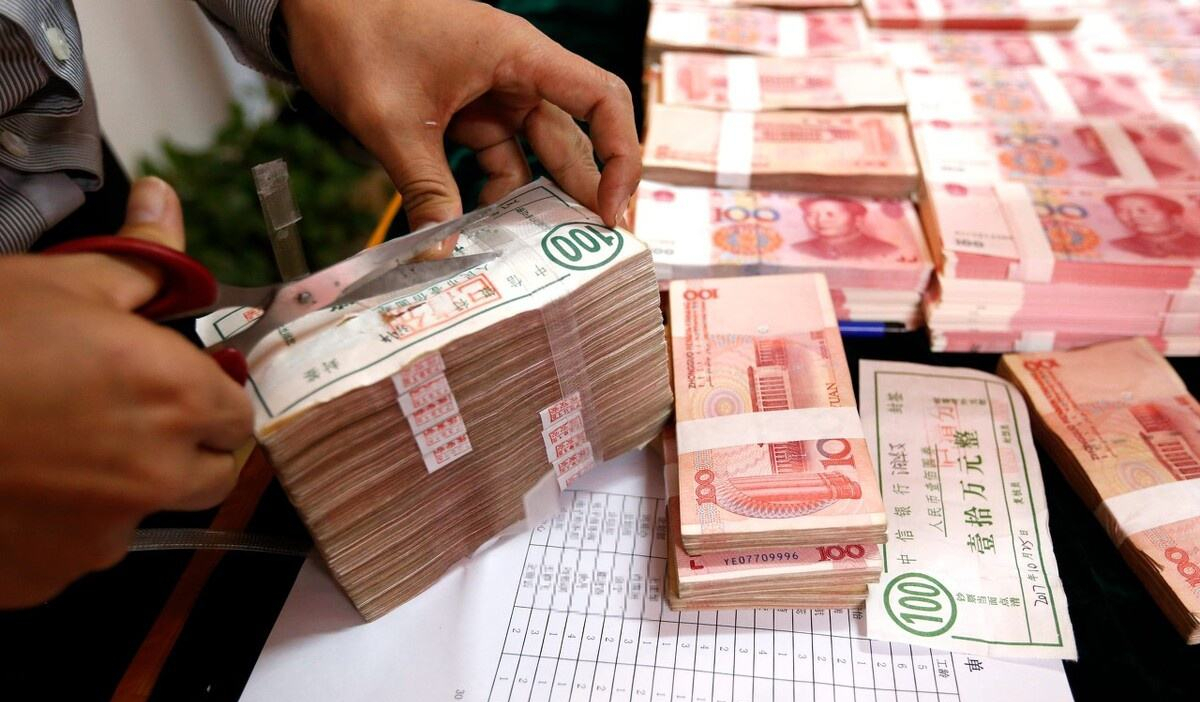 手里有25万现金,怎么存年利息才能过万?银行职工:存中小型银行