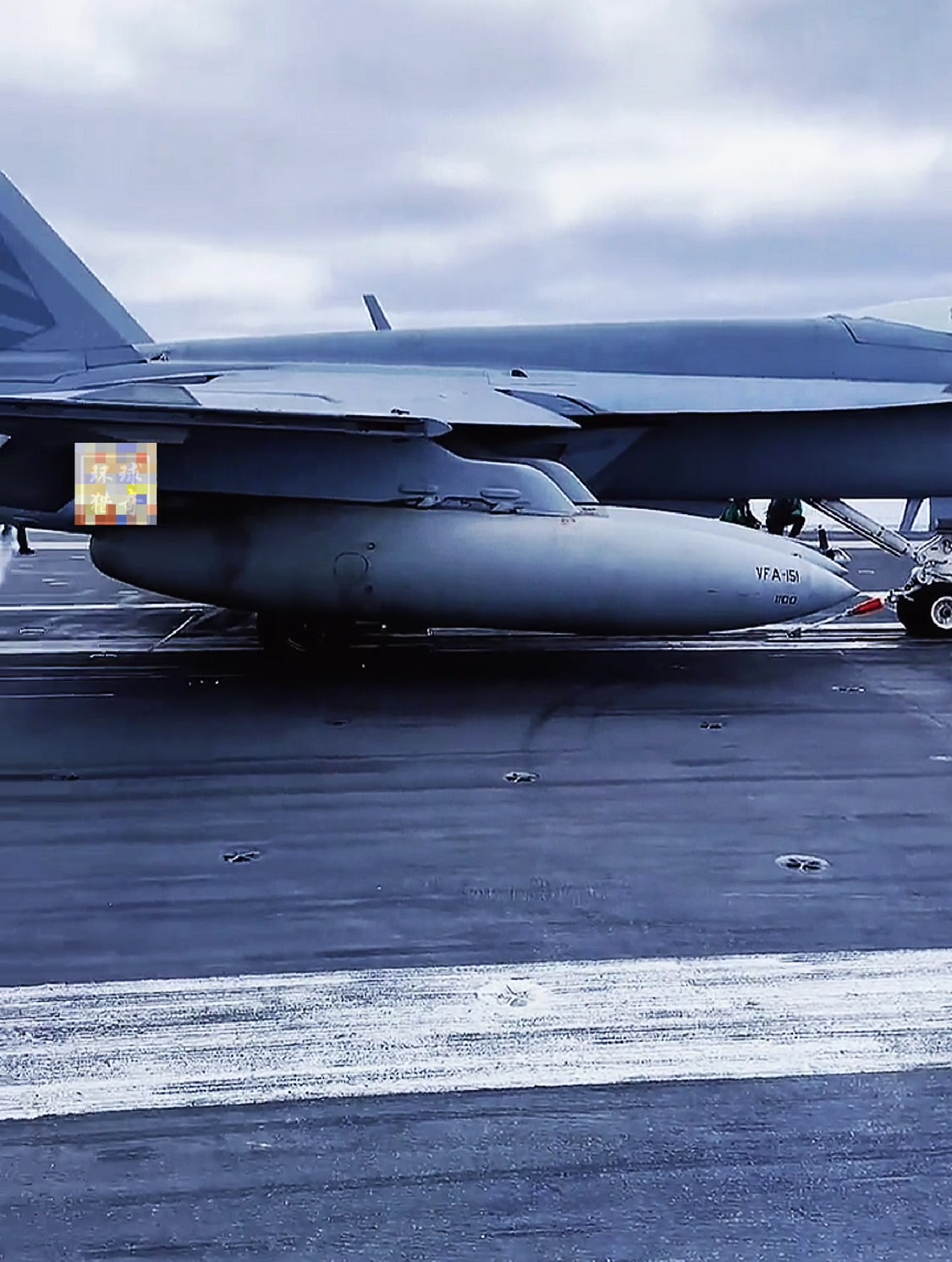 老外近距离拍摄f18从航母起飞-度小视
