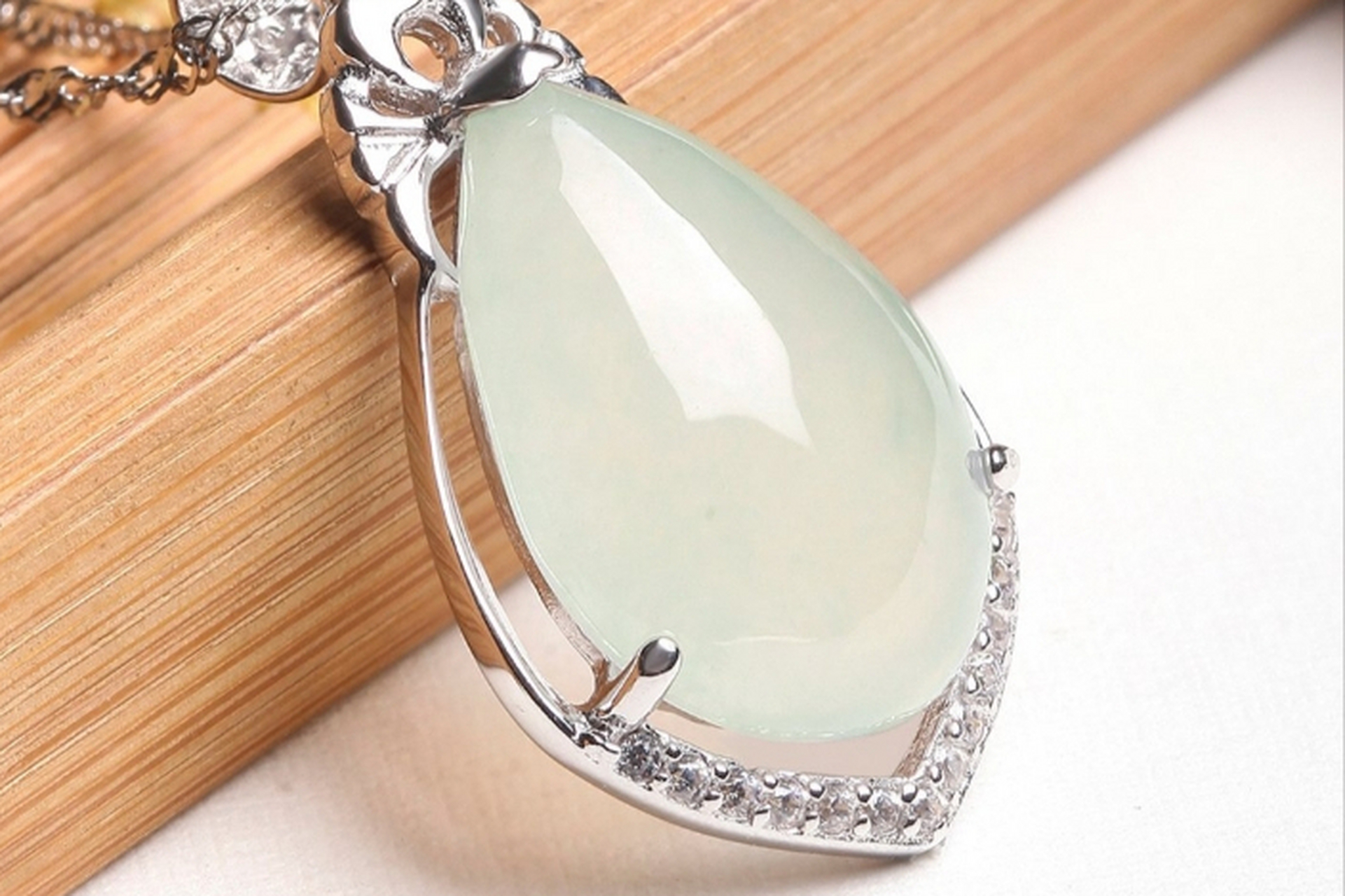 水滴形翡翠以流畅线条和圆润形态著称,是翡翠中别具一格的存在.