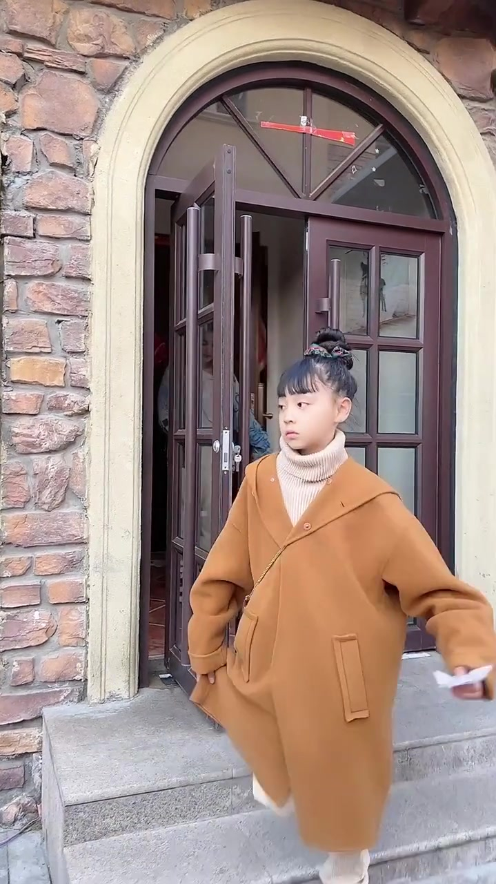 焱娃娃这个颜值绝了,自己先出门,气场一看就感觉不一样