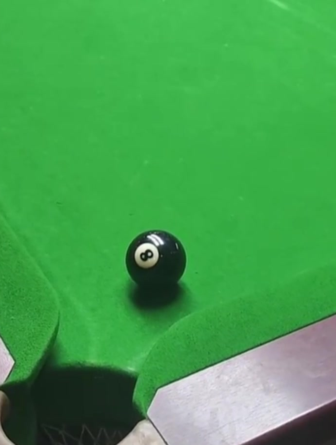 男子打桌球一杆下去,白球进洞黑球直接弹射起飞