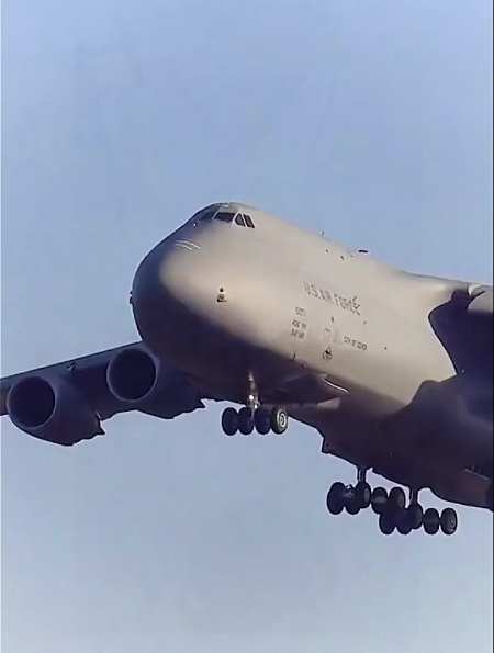 最大起飞重量接近约400吨的c5银河运输机-度小视