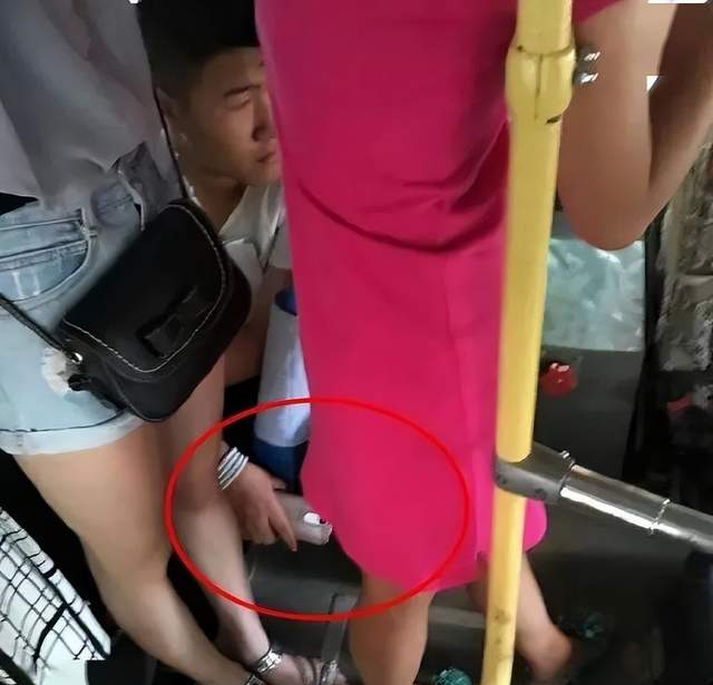 女子乘公交时,突然发现旁边的男子正在"打飞机"发泄