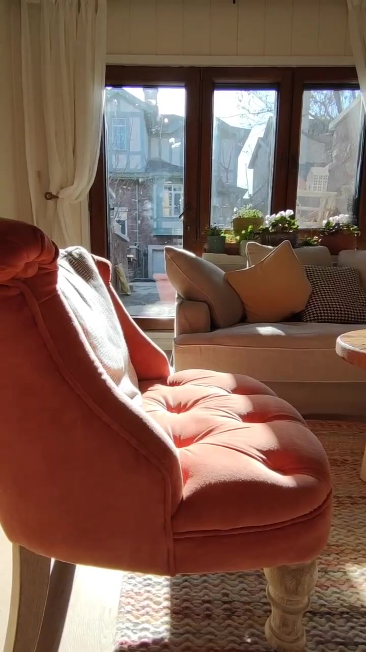 下午的阳光照进房间是有颜色的