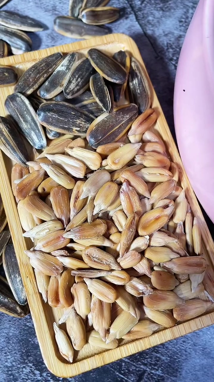每一粒瓜子都来自内蒙古五原县万亩葵花田,入口香脆,久嗑不燥-度小视