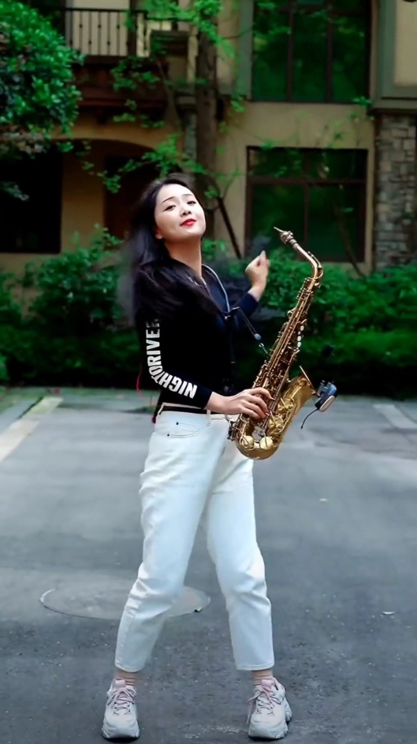 美女春晓萨克斯演奏画你欢迎大家观看
