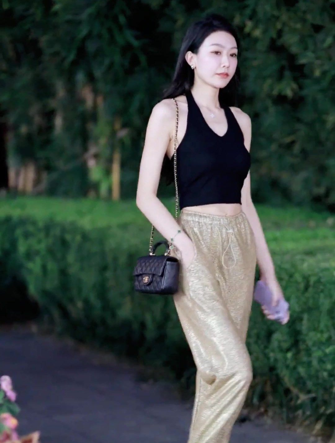 披肩长发在微风中飘动,高挑苗条的身材,散发着自信与韵味!