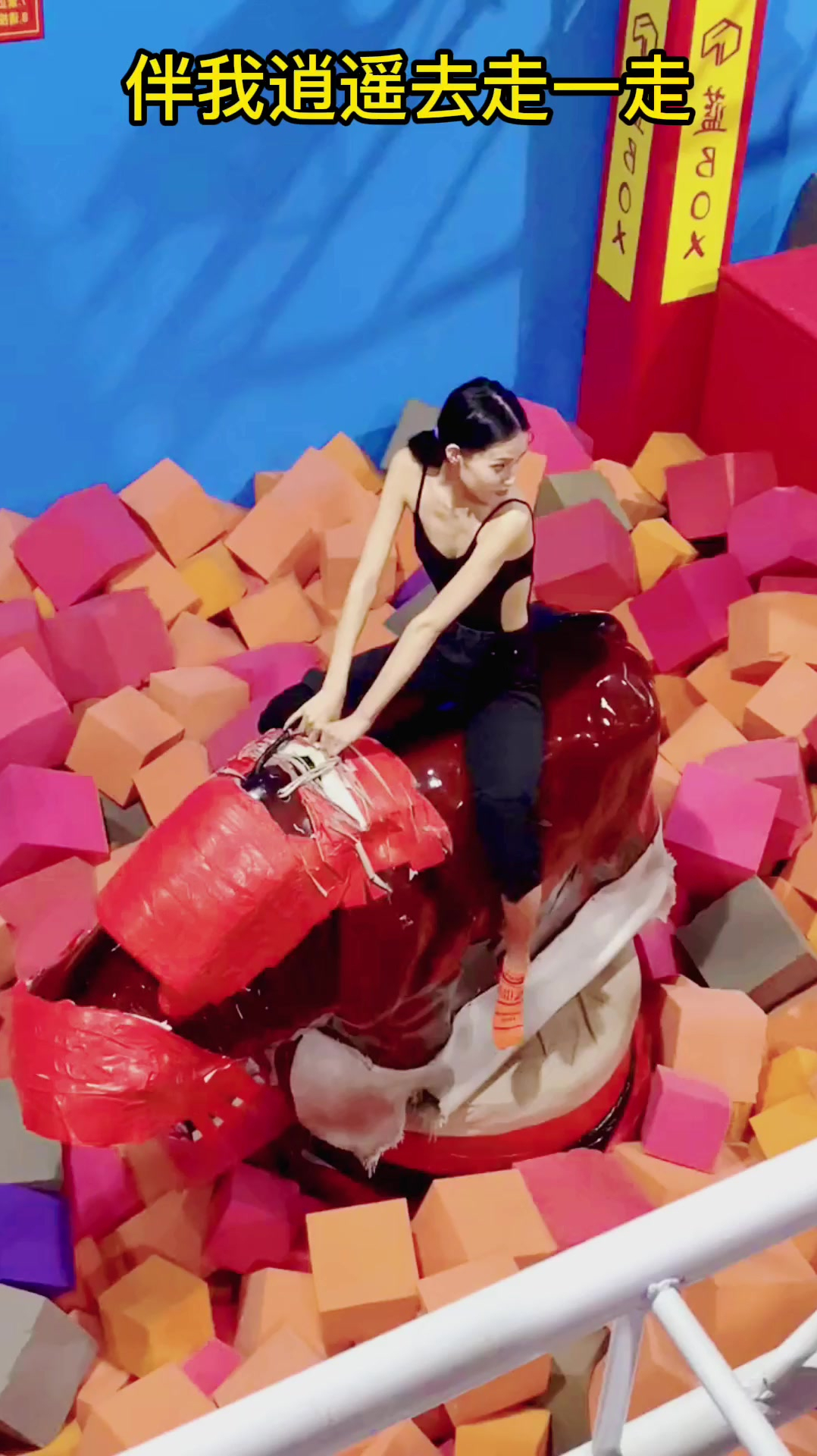 小姐姐挑战网红蹦床,眼前一幕,这剪刀腿太致命了!