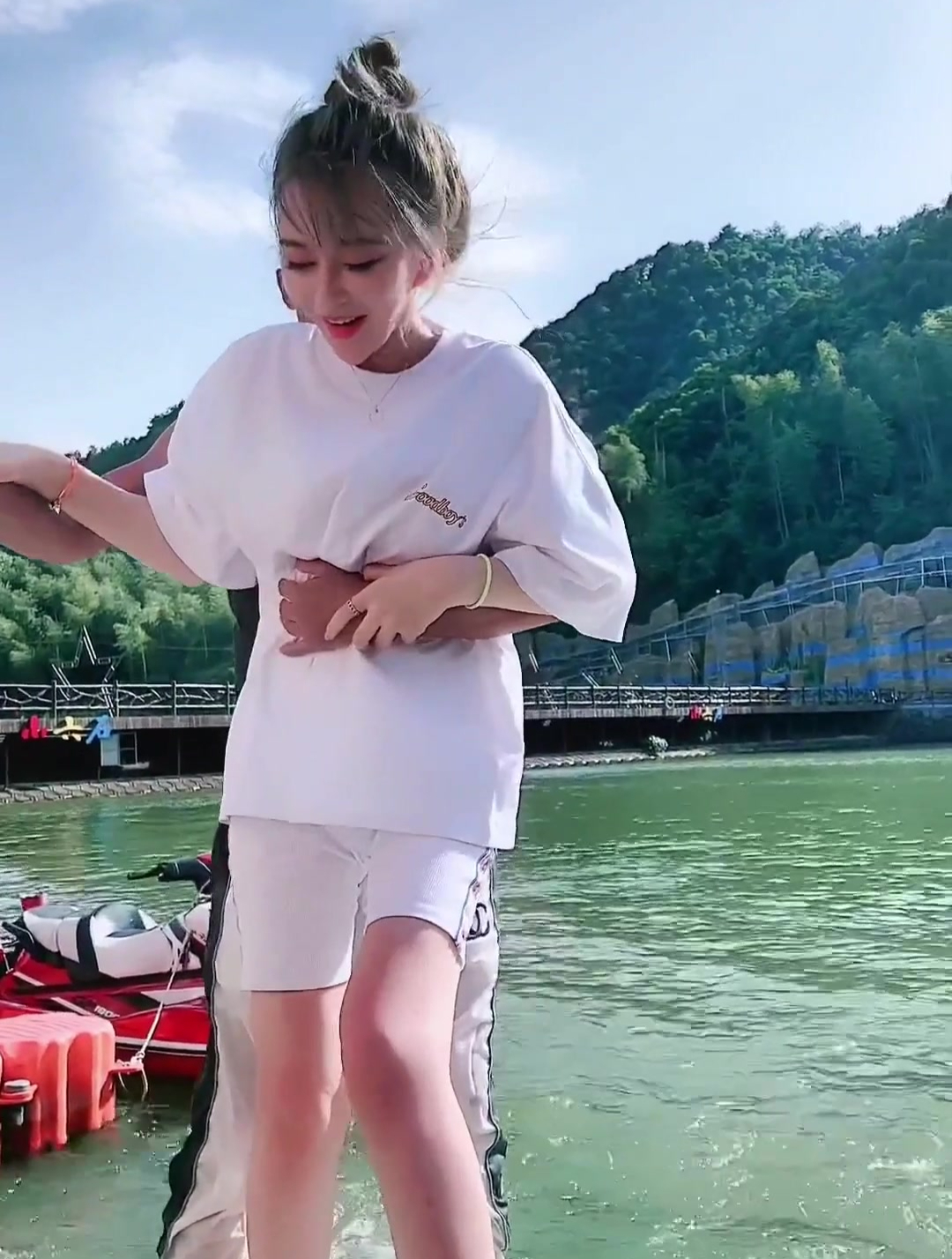 美女挑战水上飞人,不知道以后会是谁的媳妇,这腿少说能玩两年!