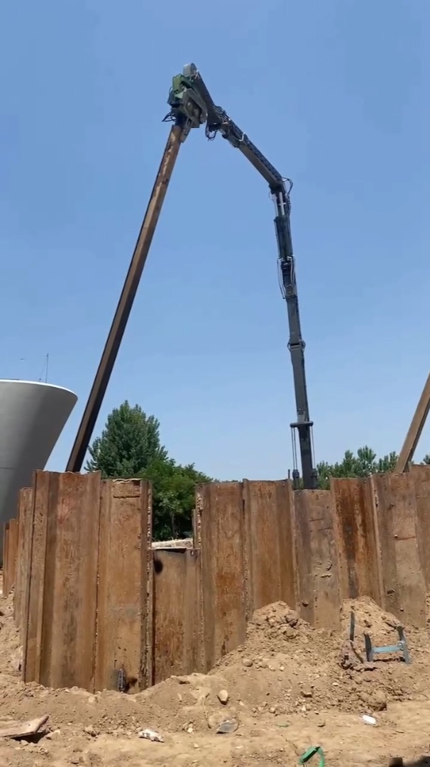 沃尔沃1200打桩机打拔18米钢板桩