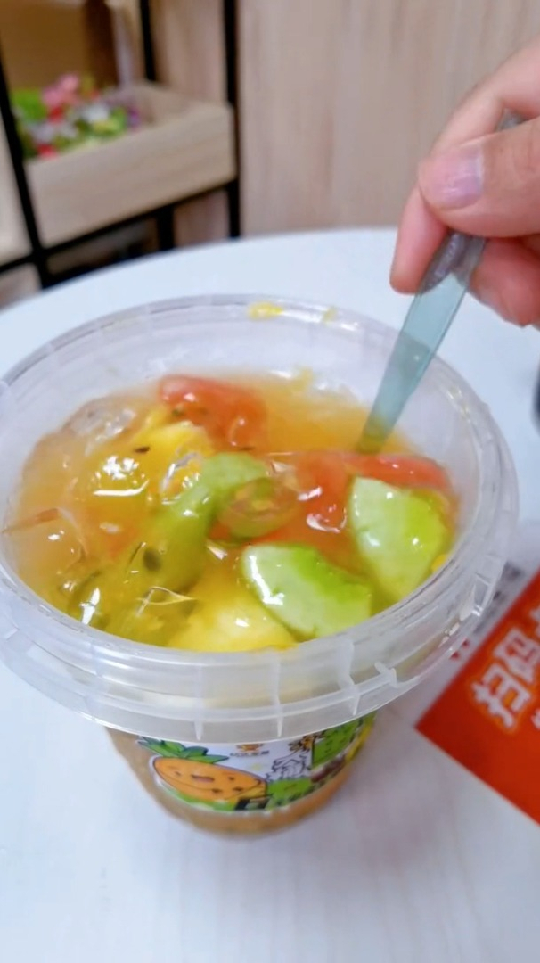 快乐番薯超大桶水果茶足足有1升,里面还有6种水果,实惠-度小视