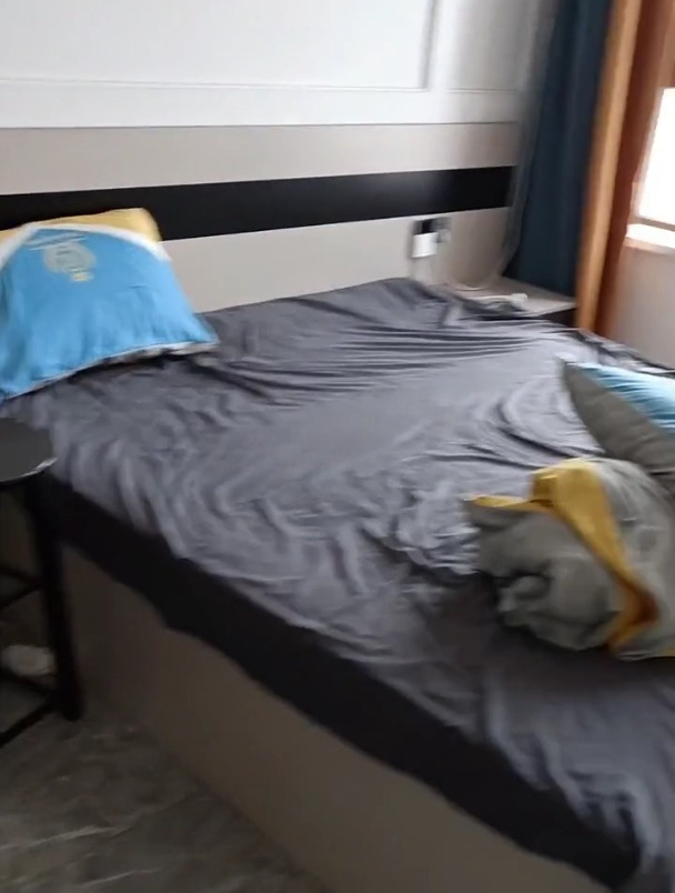 小情侣退房了,现场一片狼藉