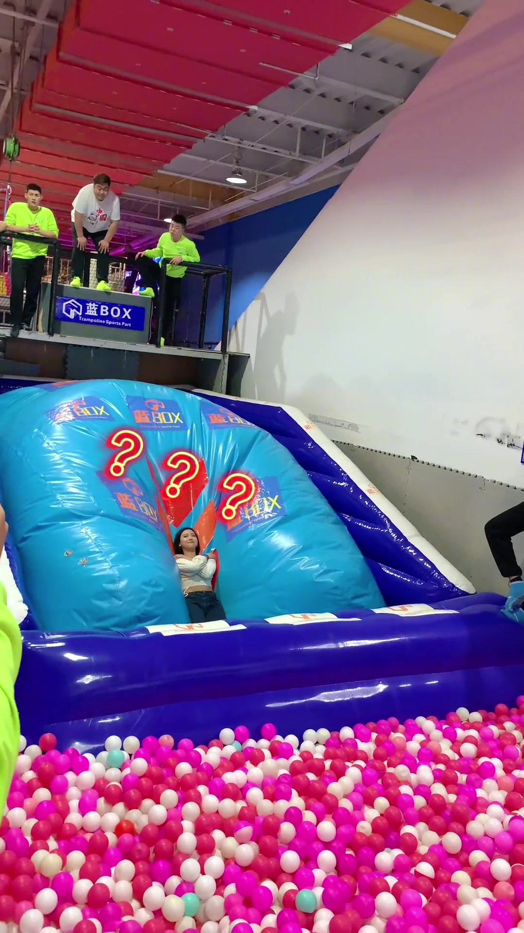 大萌挑战网红蹦床,在绝对的实力面前,工作人员只能乖乖投降