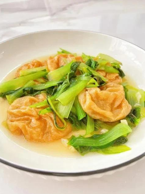 做法:1,香菇先泡在滚开水里备用,青菜洗净切碎,油面筋拌碎.