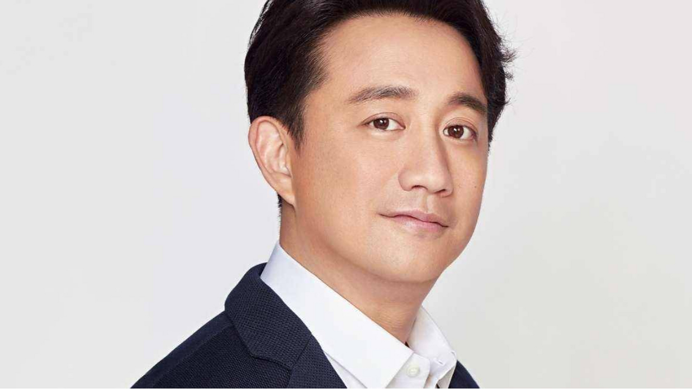 黄磊,中国著名演员,歌手和导演,他在中国娱乐圈有着广泛的知名度和