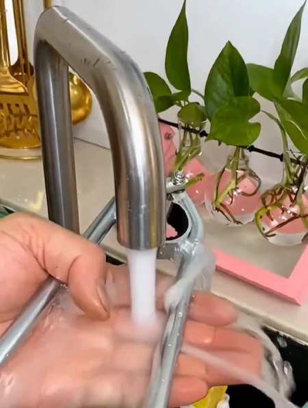 清理水龙头的时候,起泡口很难拧下来,试试这个起泡器扳手-度小视