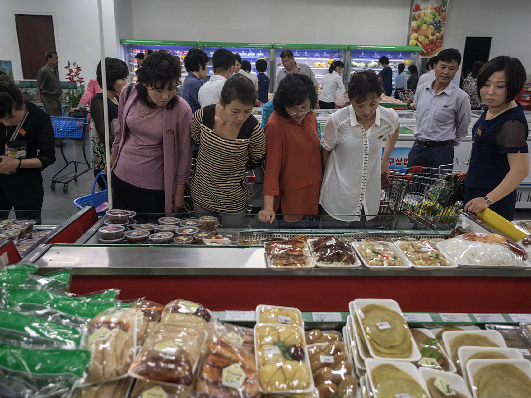 逛朝鲜超市时,不难发现各式各样的食品琳琅满目.