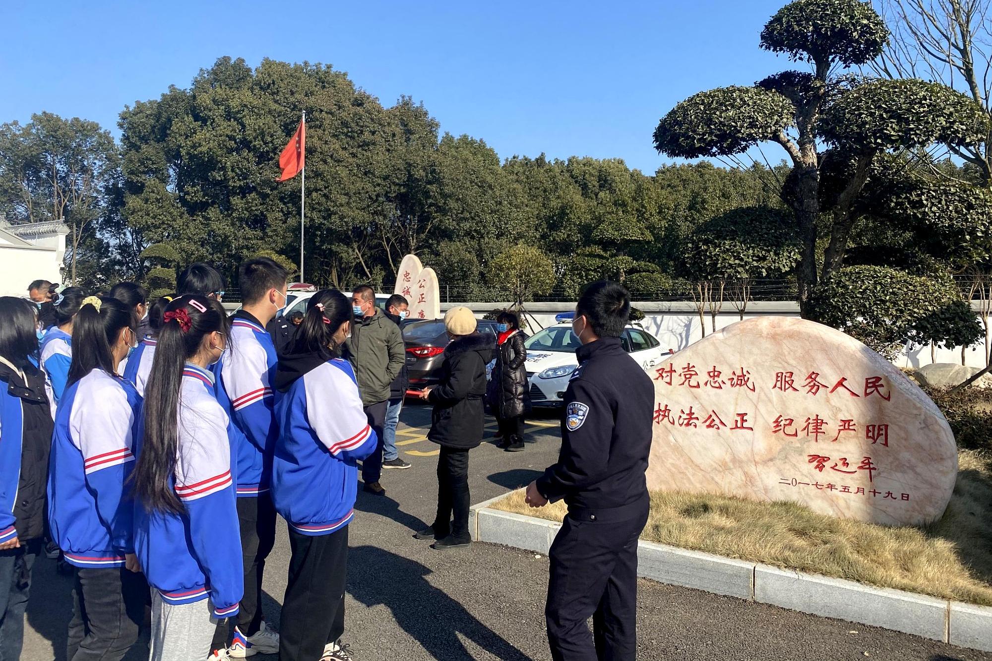 武汉市黄陂三中学生,零距离感受警务工作,提升法治素养