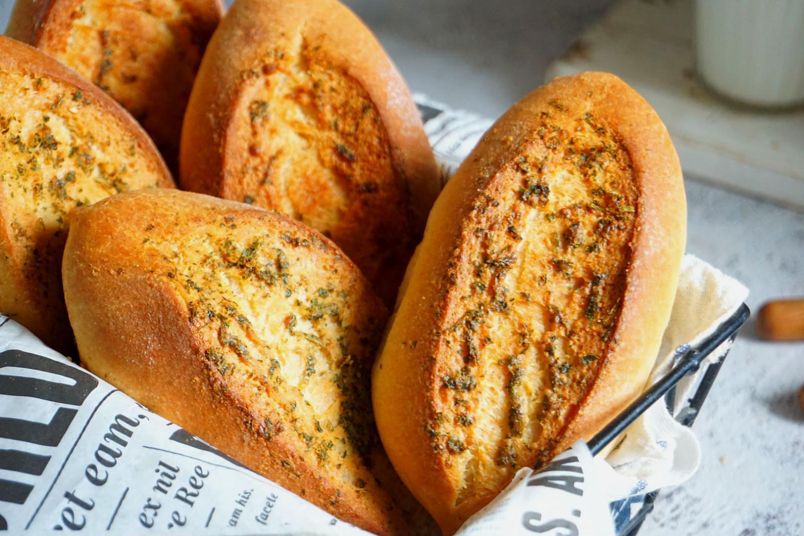 烘焙师教你做蒜香全麦咸面包,一次发酵很简单,外脆内软,特好吃