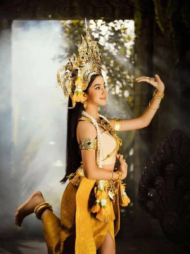 柬埔寨小公主身穿仙女服装美照曝光!网友:不愧是王室血脉!