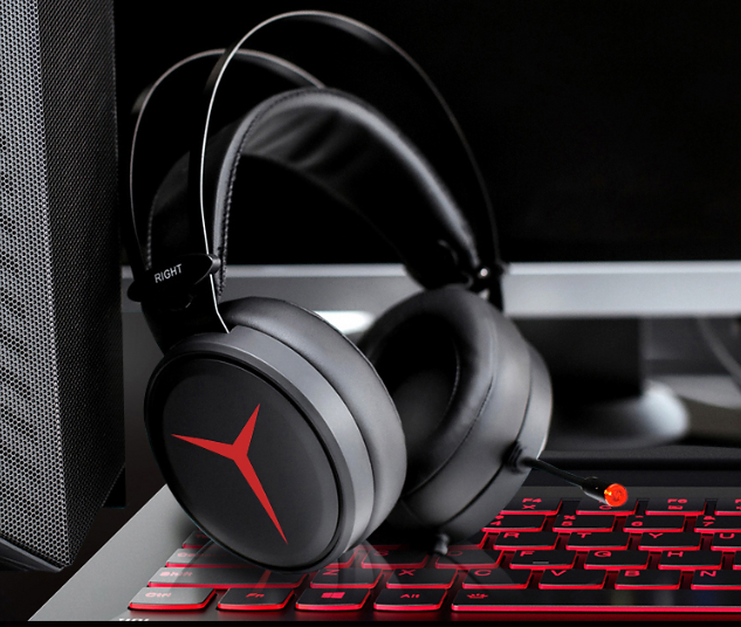 1声道游戏耳机是一款头戴式有线电脑电竞耳机,耳麦带线控,适用于黑色r