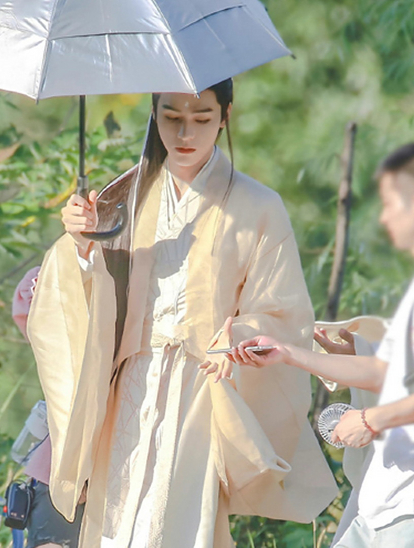 龚俊《狐妖小红娘月红篇》新路透曝光 黄衣撑伞俊朗翩然