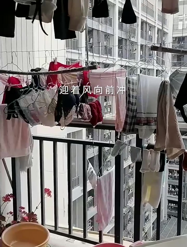 富士康女生宿舍阳台衣服好多啊,有好心人帮忙收一下衣服