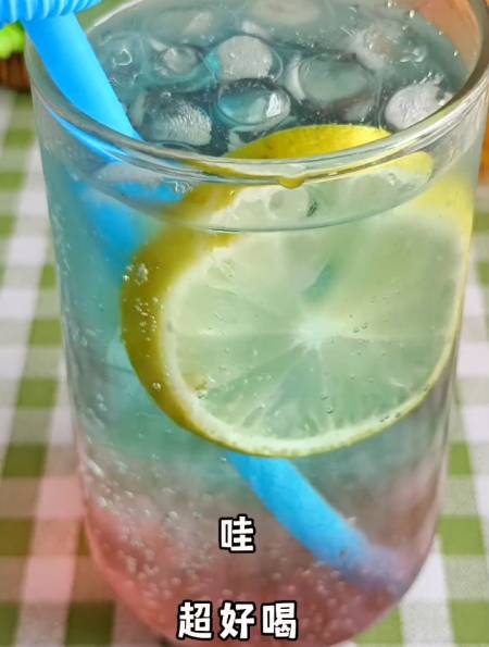 解锁果冻新吃法,芬达和果冻居然能这么搭配-度小视