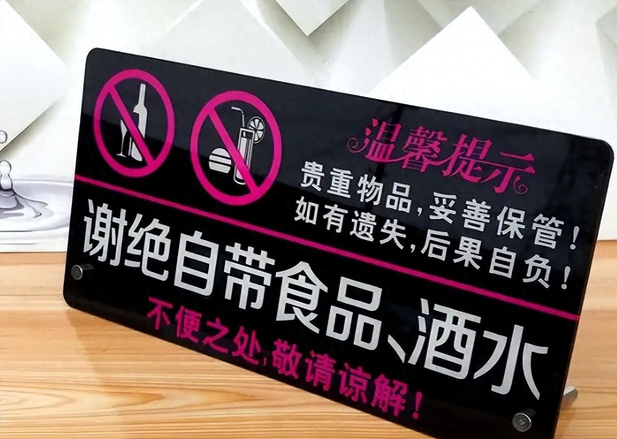 去饭店吃饭,为啥要自带酒水?行家:真不是抠,而是有这几个内幕