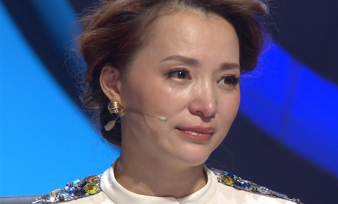 回顾事实证明消失的央视一姐董卿已经走上另一条大道