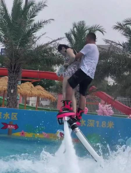 美女挑战水上飞人不料教练直接公主抱全场的男士都羡慕了
