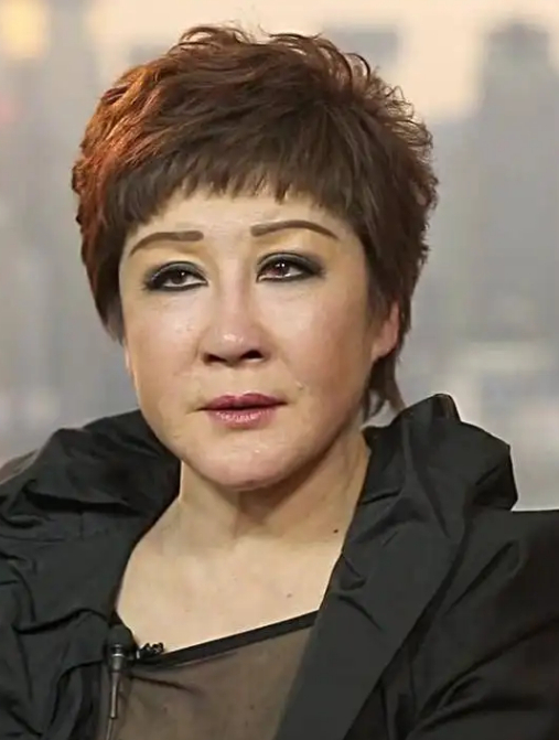 "香港艳星"丁佩:凭借李小龙成名,李小龙去世后她过得怎样?4