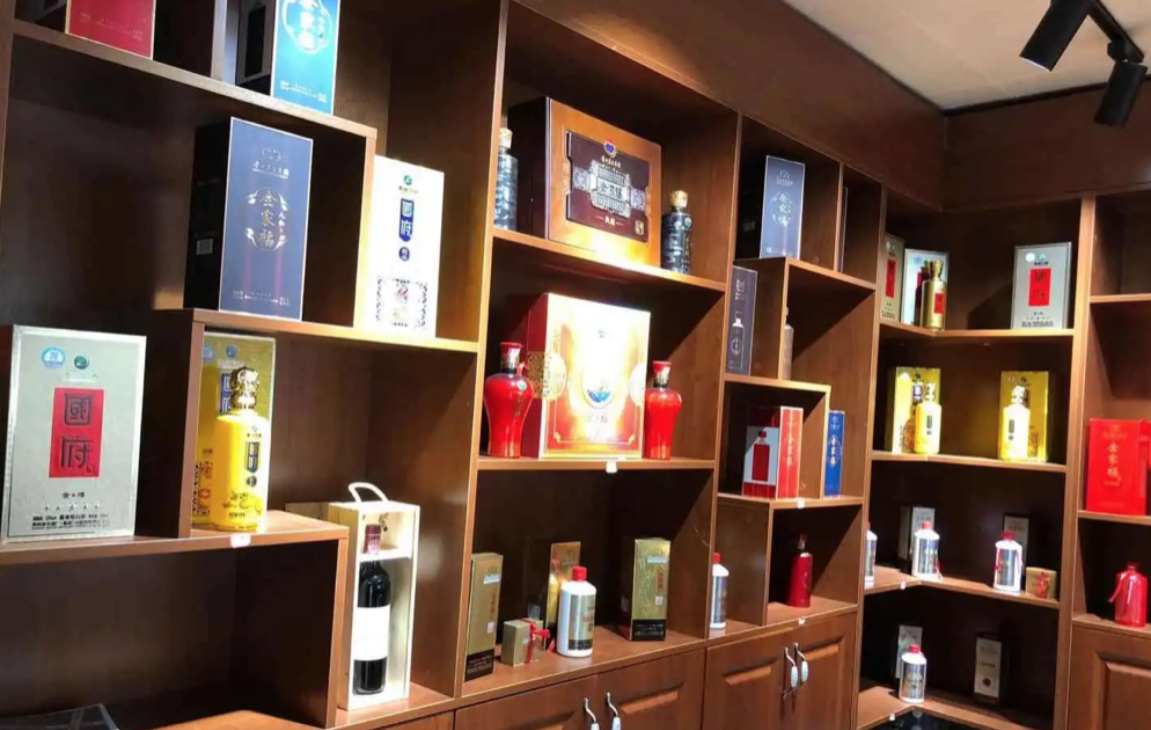 上海富豪晒"白酒柜",遭网友吐槽是"假土豪",行家却说:懂行