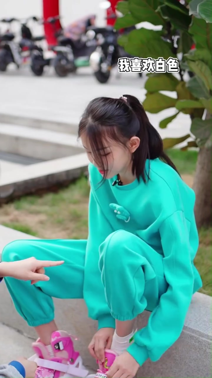 宋小睿都这么大了,还非要玩旱冰鞋,突然间让我陷入了深思-度小视