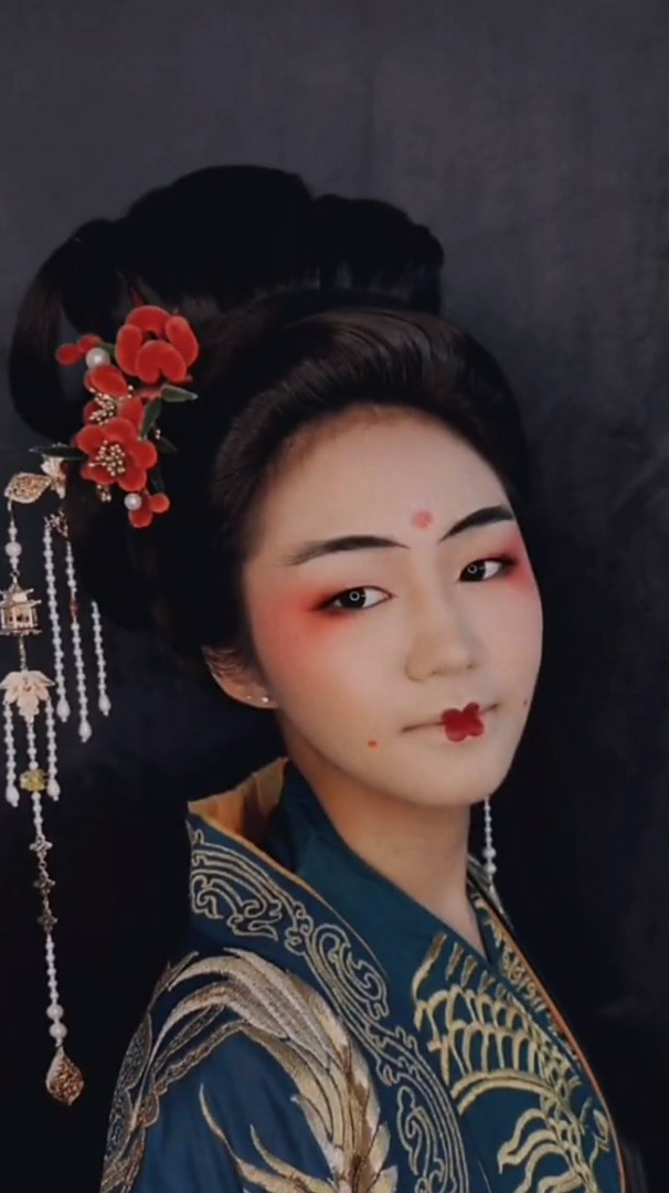 唐朝酒晕妆一抹浓红绕脸斜,妆成不语独攀花-度小视