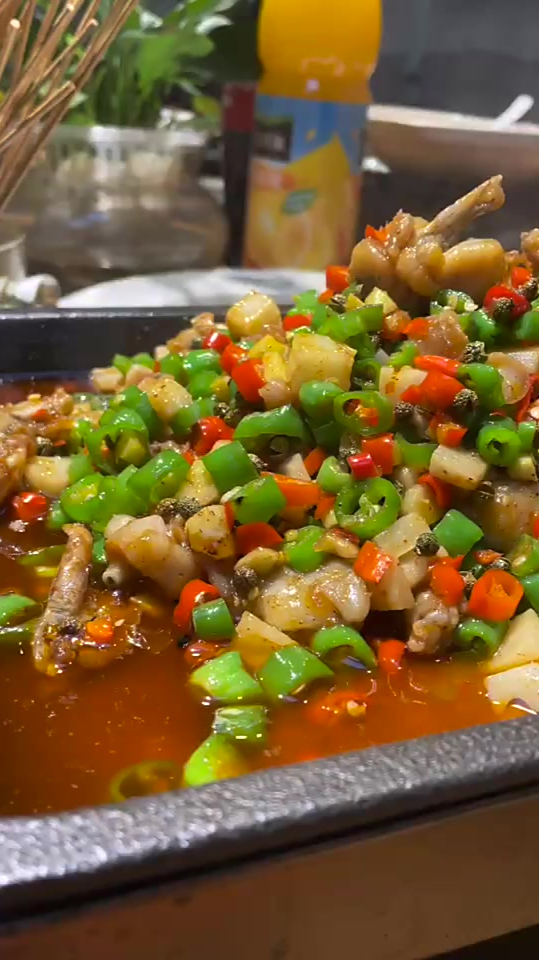 黄哈儿鲜椒跳跳蛙麻辣鲜香飘香四溢好吃到跳跳跳