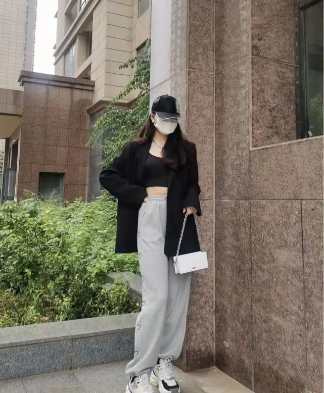 灰色运动裤应该配什么上衣