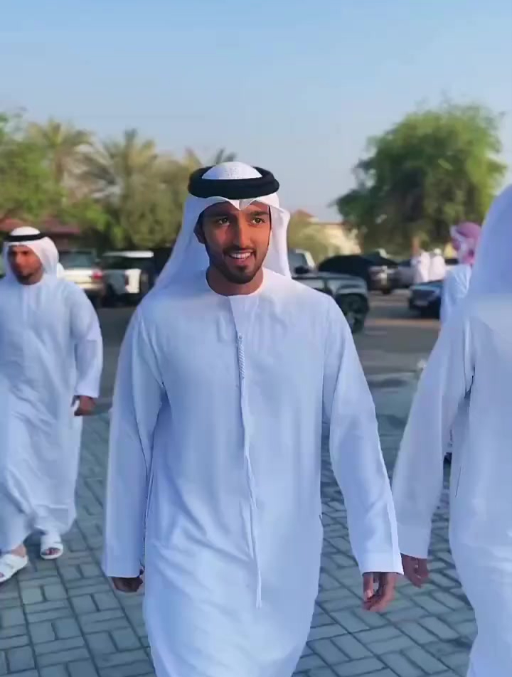 迪拜土豪见面先贴贴