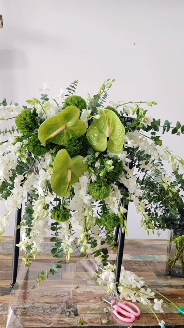 垂挂式讲台花制作教程白绿色系