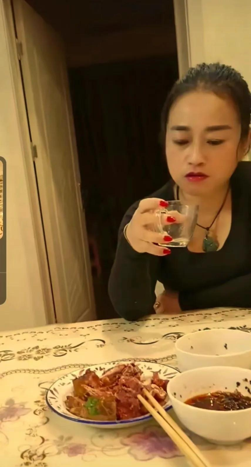 回顾深挖10岁男童被生母继父残害新发现5个细节一场无耻表演