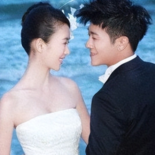 回顾亲妈是导演,干妈是导演,20年都捧不红他,却在娶妻