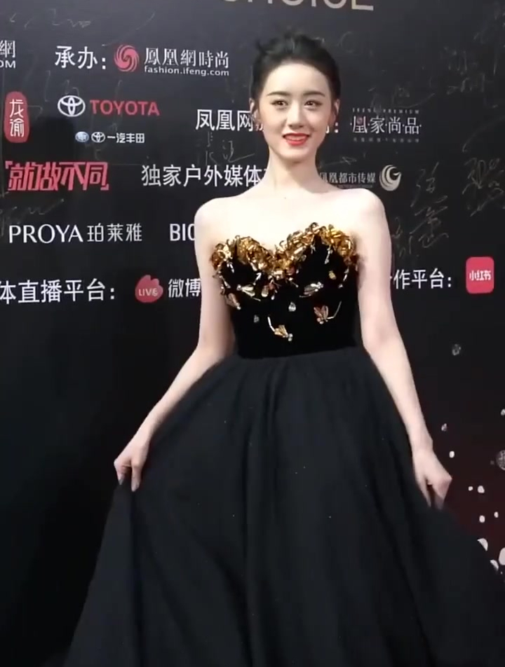 袁冰妍亮相红毯清纯气质天使外表这波盛世美颜稳了