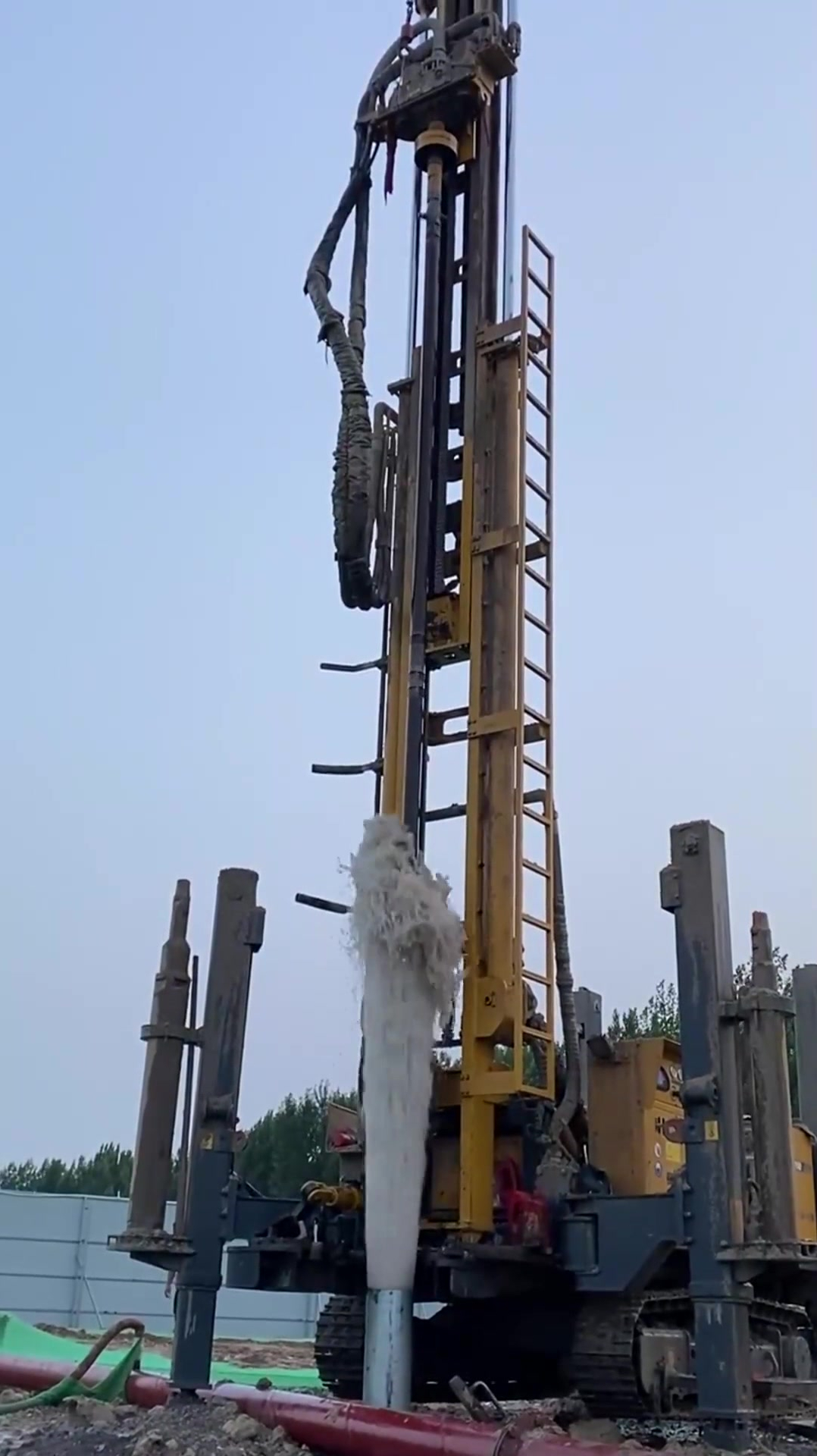 村里打井的工程,出水的那一刻,师傅和村民脸上都乐开了花!