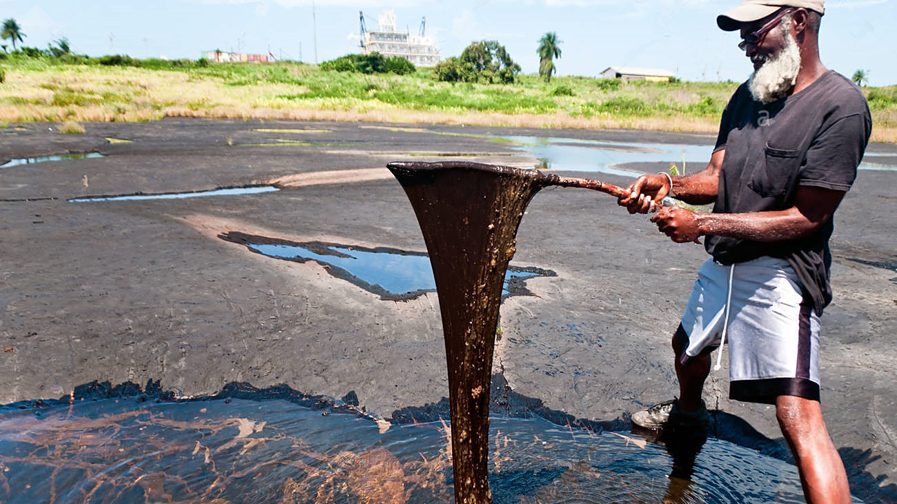 全球第一大沥青湖:面积44万平方米深80米,每天100吨可开采200年